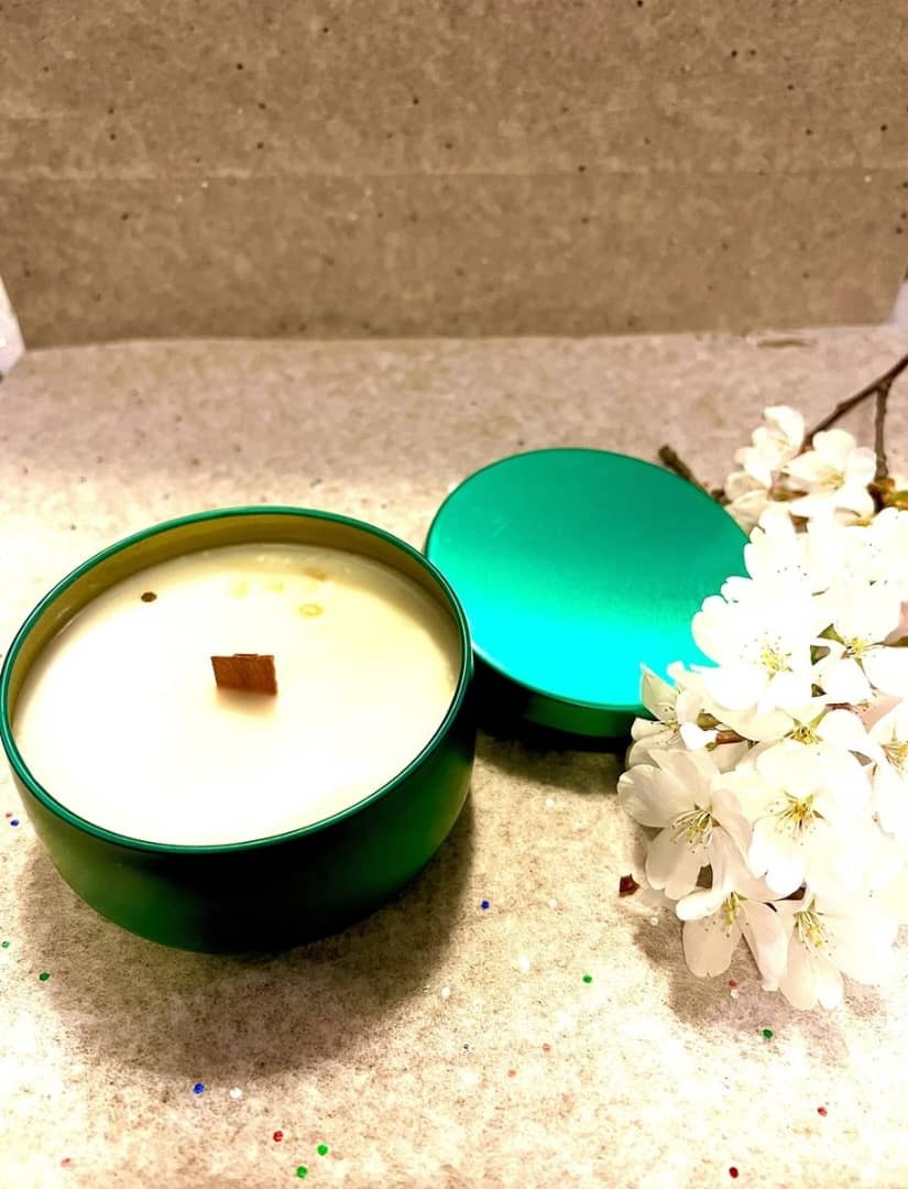 Royal line: Champagne Cashmere Glow candle
